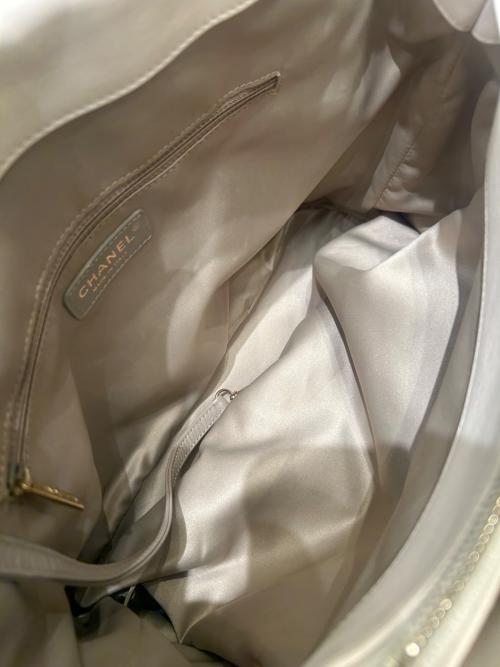 CHANEL（シャネル）CHANEL (シャネル) シェブロン / チェーントートバッグ アイボリー×ゴールド金具の古着・服飾アイテム