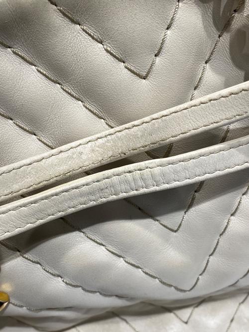 CHANEL（シャネル）CHANEL (シャネル) シェブロン / チェーントートバッグ アイボリー×ゴールド金具の古着・服飾アイテム