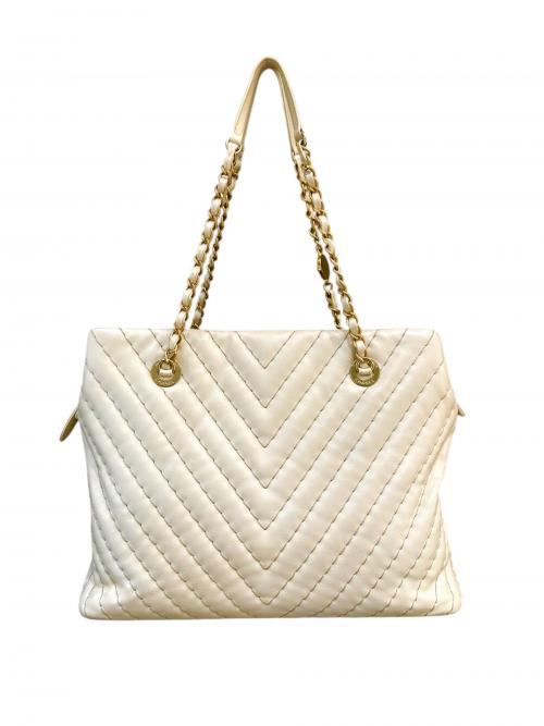 CHANEL（シャネル）CHANEL (シャネル) シェブロン / チェーントートバッグ アイボリー×ゴールド金具の古着・服飾アイテム