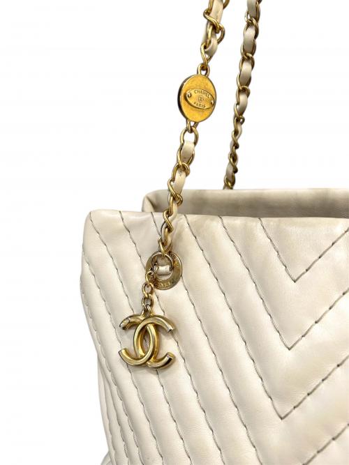 CHANEL（シャネル）CHANEL (シャネル) シェブロン / チェーントートバッグ アイボリー×ゴールド金具の古着・服飾アイテム