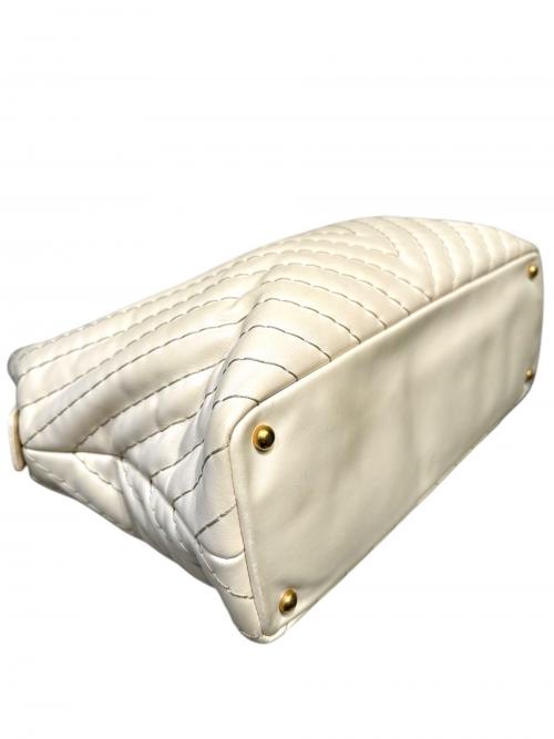 CHANEL（シャネル）CHANEL (シャネル) シェブロン / チェーントートバッグ アイボリー×ゴールド金具の古着・服飾アイテム