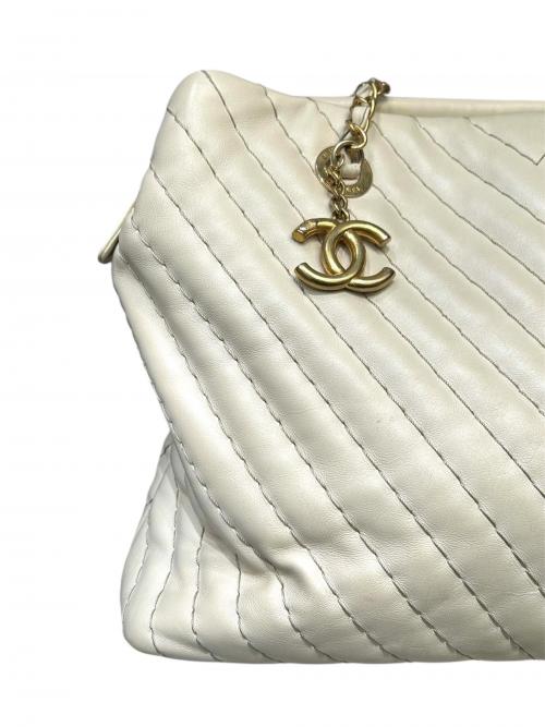 CHANEL（シャネル）CHANEL (シャネル) シェブロン / チェーントートバッグ アイボリー×ゴールド金具の古着・服飾アイテム