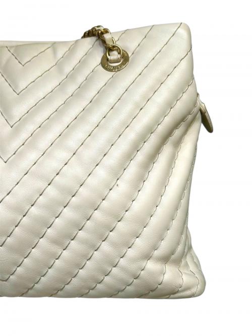 CHANEL（シャネル）CHANEL (シャネル) シェブロン / チェーントートバッグ アイボリー×ゴールド金具の古着・服飾アイテム
