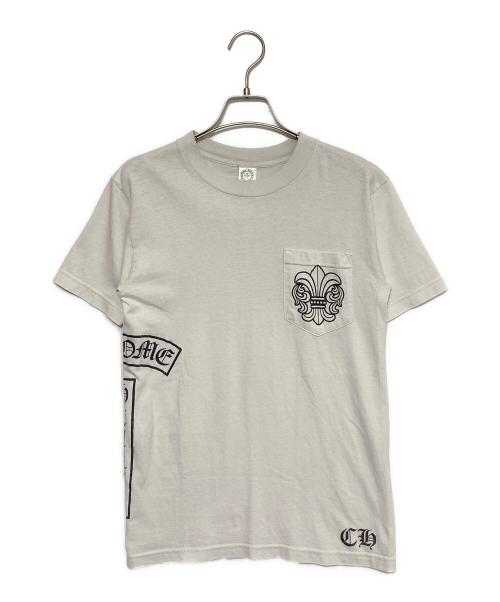 CHROME HEARTS（クロムハーツ）CHROME HEARTS (クロムハーツ) BSフレアポケットアーチロゴプリントTシャツ ホワイト サイズ:Sの古着・服飾アイテム