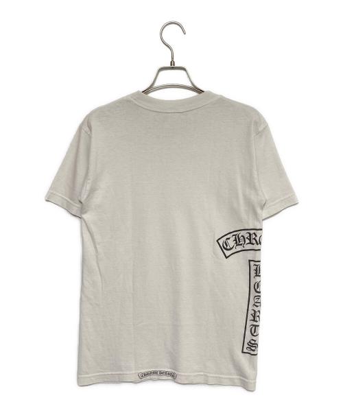CHROME HEARTS（クロムハーツ）CHROME HEARTS (クロムハーツ) BSフレアポケットアーチロゴプリントTシャツ ホワイト サイズ:Sの古着・服飾アイテム