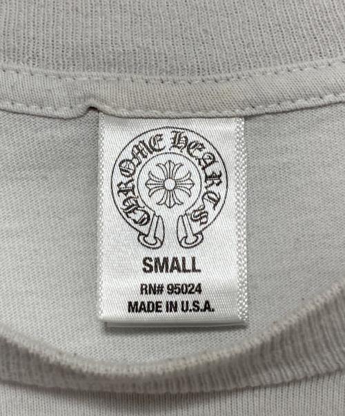 CHROME HEARTS（クロムハーツ）CHROME HEARTS (クロムハーツ) BSフレアポケットアーチロゴプリントTシャツ ホワイト サイズ:Sの古着・服飾アイテム