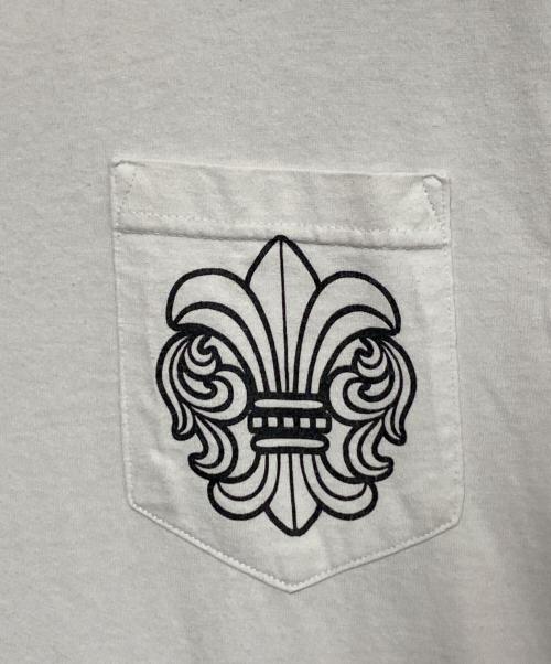 CHROME HEARTS（クロムハーツ）CHROME HEARTS (クロムハーツ) BSフレアポケットアーチロゴプリントTシャツ ホワイト サイズ:Sの古着・服飾アイテム