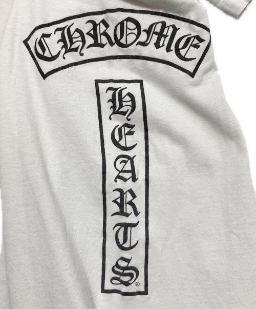 CHROME HEARTS（クロムハーツ）CHROME HEARTS (クロムハーツ) BSフレアポケットアーチロゴプリントTシャツ ホワイト サイズ:Sの古着・服飾アイテム