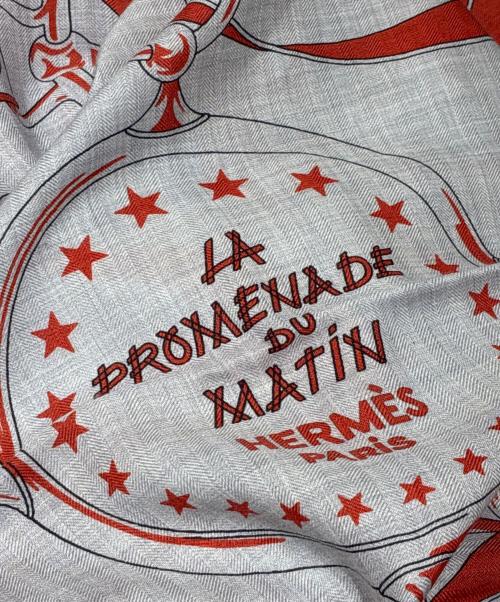 HERMES（エルメス）HERMES (エルメス) カレジェアン/カレ140/PROMENADE DU MATIN/朝の散歩 レッド×グレー サイズ:140の古着・服飾アイテム