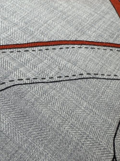 HERMES（エルメス）HERMES (エルメス) カレジェアン/カレ140/PROMENADE DU MATIN/朝の散歩 レッド×グレー サイズ:140の古着・服飾アイテム