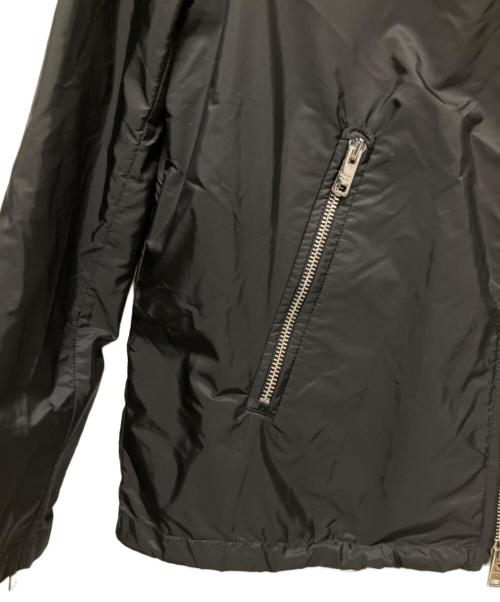 PRADA（プラダ）PRADA (プラダ) Triangle Plate Nylon Jacket/トライアングルプレートナイロンジャケット ブラック サイズ:36の古着・服飾アイテム