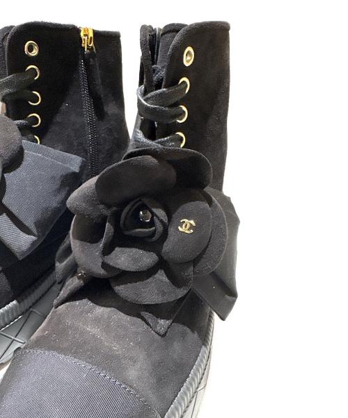 CHANEL（シャネル）CHANEL (シャネル) カメリアリボンサイドジップショートブーツ ブラック サイズ:38の古着・服飾アイテム