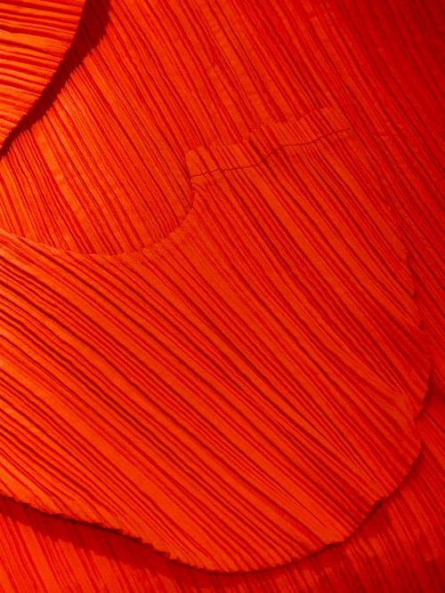 ISSEY MIYAKE（イッセイミヤケ）ISSEY MIYAKE (イッセイミヤケ) 変形プリーツワンピース オレンジ サイズ:Mの古着・服飾アイテム
