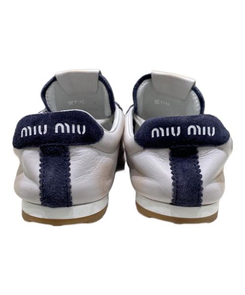 MIU MIU（ミュウミュウ）MIU MIU (ミュウミュウ) プリュムスニーカー グレー サイズ:37の古着・服飾アイテム