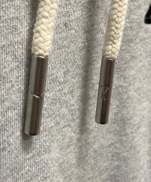 AMI PARIS（アミ パリス）AMI PARIS (アミ パリス) PUMA (プーマ) AMI PARIS × PUMA コラボ ロゴ プルオーバーパーカー グレー サイズ:Sの古着・服飾アイテム