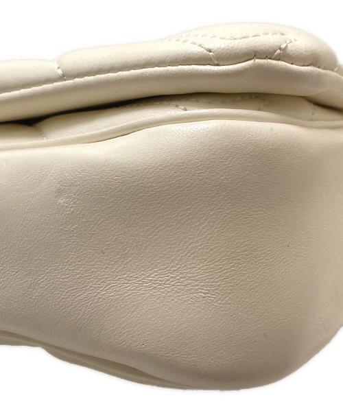 ALEXANDER McQUEEN（アレキサンダーマックイーン）ALEXANDER McQUEEN (アレキサンダーマックイーン) チェーンショルダーバッグ ホワイトの古着・服飾アイテム