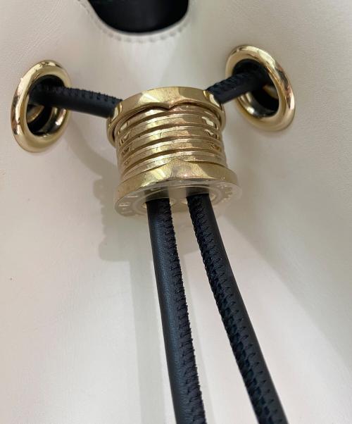 BVLGARI（ブルガリ）BVLGARI (ブルガリ) ビーゼロワン バケットバッグ アイボリー×ブラックの古着・服飾アイテム