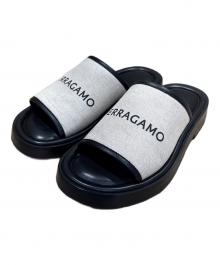 Salvatore Ferragamo（サルヴァトーレ フェラガモ）の古着「ロゴプリントサンダル」｜ブラック