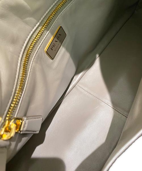 PRADA（プラダ）PRADA (プラダ) エメ ラージ ソフトグレインレザー ショルダーバッグ ホワイト サイズ:ラージの古着・服飾アイテム