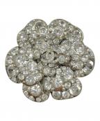 CHANELシャネル）の古着「カメリアラインストーンブローチ」｜シルバー