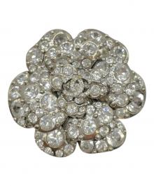 CHANEL（シャネル）の古着「カメリアラインストーンブローチ」｜シルバー