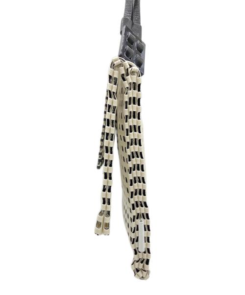 ISSEY MIYAKE（イッセイミヤケ）ISSEY MIYAKE (イッセイミヤケ) ショルダーバッグ アイボリー×ブラックの古着・服飾アイテム