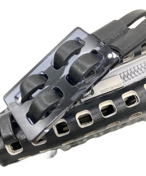 ISSEY MIYAKE（イッセイミヤケ）ISSEY MIYAKE (イッセイミヤケ) ショルダーバッグ アイボリー×ブラックの古着・服飾アイテム