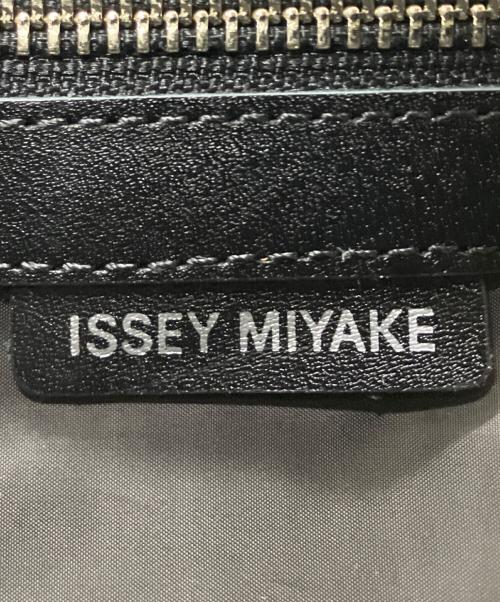 ISSEY MIYAKE（イッセイミヤケ）ISSEY MIYAKE (イッセイミヤケ) ショルダーバッグ アイボリー×ブラックの古着・服飾アイテム