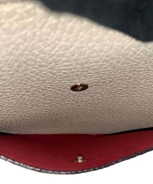 TOD'S（トッズ）TOD'S (トッズ) ウェーブショルダーバッグ アイボリーの古着・服飾アイテム