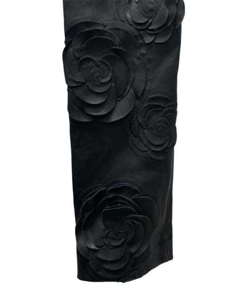 CHANEL（シャネル）CHANEL (シャネル) P38 カメリア レザーパンツ ブラック サイズ:34の古着・服飾アイテム