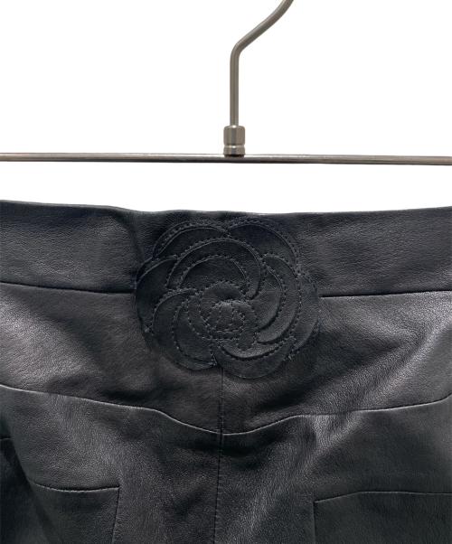 CHANEL（シャネル）CHANEL (シャネル) P38 カメリア レザーパンツ ブラック サイズ:34の古着・服飾アイテム