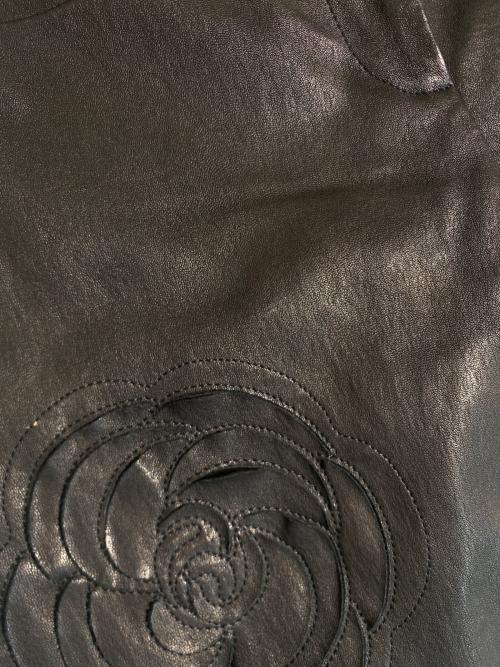 CHANEL（シャネル）CHANEL (シャネル) P38 カメリア レザーパンツ ブラック サイズ:34の古着・服飾アイテム