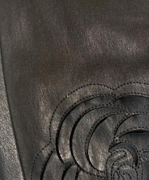 CHANEL（シャネル）CHANEL (シャネル) P38 カメリア レザーパンツ ブラック サイズ:34の古着・服飾アイテム