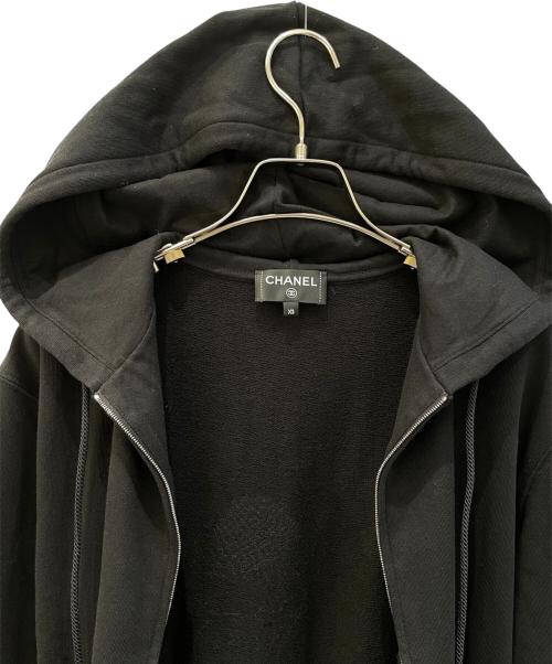 CHANEL（シャネル）CHANEL (シャネル) グラフィティ ロゴ パーカージップパーカー ブラック サイズ:XSの古着・服飾アイテム