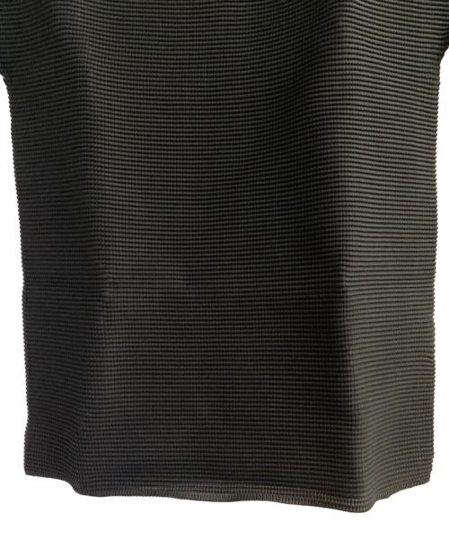 me ISSEY MIYAKE（ミーイッセイ ミヤケ）me ISSEY MIYAKE (ミーイッセイ ミヤケ) ハイネック半袖カットソー ブラック サイズ:-の古着・服飾アイテム