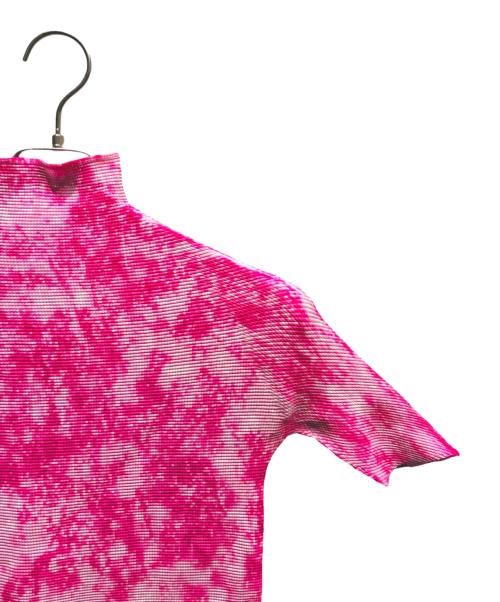 ISSEY MIYAKE PLEATS (T.)（イッセイミヤケ プリーツ）ISSEY MIYAKE PLEATS (T.) (イッセイミヤケ プリーツ) ハイネック半袖カットソー ショッキングピンク サイズ:3の古着・服飾アイテム