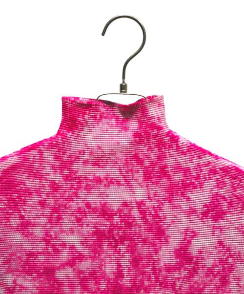 ISSEY MIYAKE PLEATS (T.)（イッセイミヤケ プリーツ）ISSEY MIYAKE PLEATS (T.) (イッセイミヤケ プリーツ) ハイネック半袖カットソー ショッキングピンク サイズ:3の古着・服飾アイテム