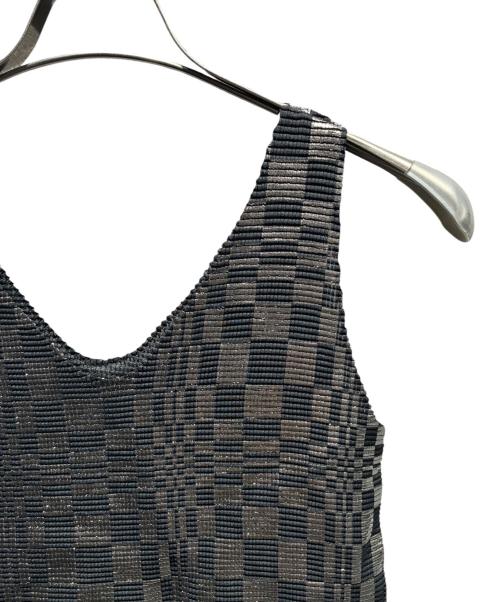 me ISSEY MIYAKE（ミーイッセイ ミヤケ）me ISSEY MIYAKE (ミーイッセイ ミヤケ) ノースリーブカットソー ブラック サイズ:Freeの古着・服飾アイテム