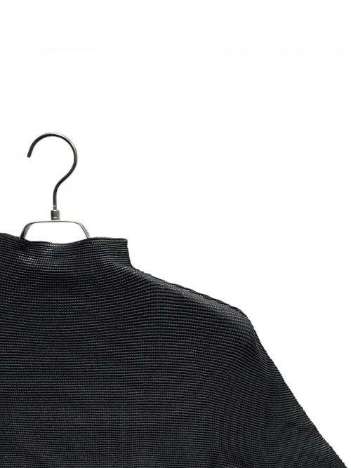 me ISSEY MIYAKE（ミーイッセイ ミヤケ）me ISSEY MIYAKE (ミーイッセイ ミヤケ) ハイネックワッフルプリーツ長袖カットソー ブラック サイズ:-の古着・服飾アイテム