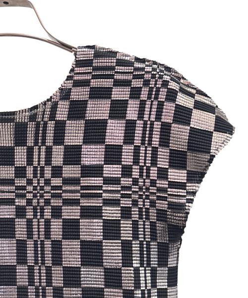 me ISSEY MIYAKE（ミーイッセイ ミヤケ）me ISSEY MIYAKE (ミーイッセイ ミヤケ) 幾何学模様 プリーツ ノースリーブカットソー ブラック サイズ:FREEの古着・服飾アイテム