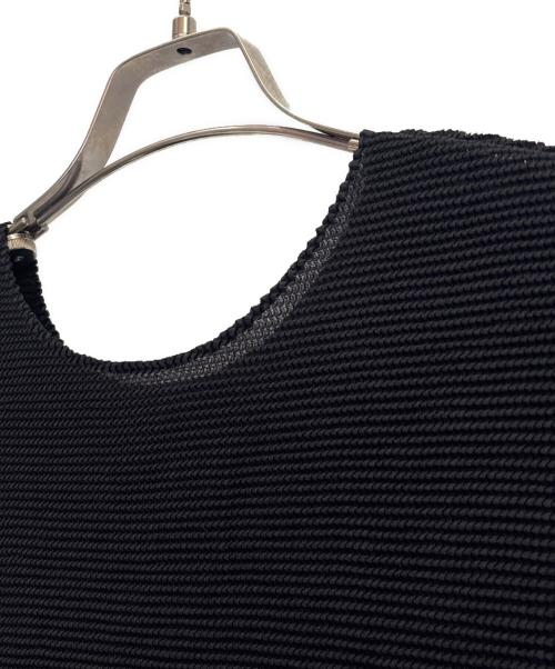 me ISSEY MIYAKE（ミーイッセイ ミヤケ）me ISSEY MIYAKE (ミーイッセイ ミヤケ) 幾何学模様 プリーツ ノースリーブカットソー ブラック サイズ:FREEの古着・服飾アイテム