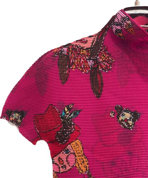 me ISSEY MIYAKE（ミーイッセイ ミヤケ）me ISSEY MIYAKE (ミーイッセイ ミヤケ) 総柄 ハイネック プリーツ カットソー ショッキングピンク サイズ:FREEの古着・服飾アイテム