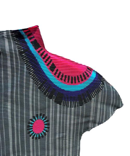 me ISSEY MIYAKE（ミーイッセイ ミヤケ）me ISSEY MIYAKE (ミーイッセイ ミヤケ) ハイネック半袖カットソー グレー サイズ:Freeの古着・服飾アイテム