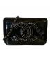 CHANEL（シャネル）の古着「シャネルストラスCCチェーンウォレット」｜ブラック