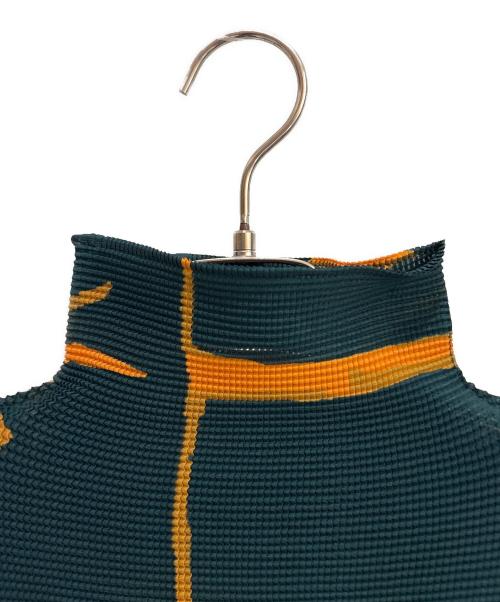 me ISSEY MIYAKE（ミーイッセイ ミヤケ）me ISSEY MIYAKE (ミーイッセイ ミヤケ) ハイネックプリーツ長袖カットソー  グリーン サイズ:FREEの古着・服飾アイテム