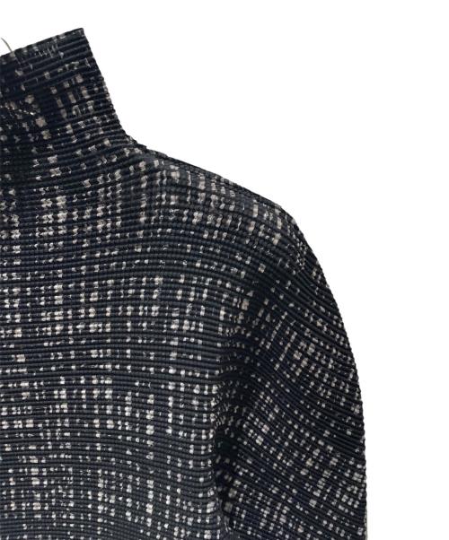 me ISSEY MIYAKE（ミーイッセイ ミヤケ）me ISSEY MIYAKE (ミーイッセイ ミヤケ) プリーツ長袖Tシャツ ブラック サイズ:Freeの古着・服飾アイテム