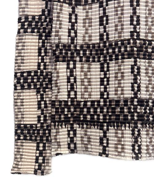 ISSEY MIYAKE（イッセイミヤケ）ISSEY MIYAKE (イッセイミヤケ) 鎖柄 ハイネック ロングスリーブ プリーツ カットソー アイボリー サイズ:Mの古着・服飾アイテム