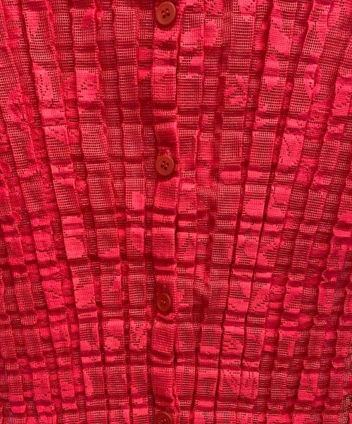 me ISSEY MIYAKE（ミーイッセイ ミヤケ）me ISSEY MIYAKE (ミーイッセイ ミヤケ) プリーツ ハイネック カーディガン レッド サイズ:-の古着・服飾アイテム