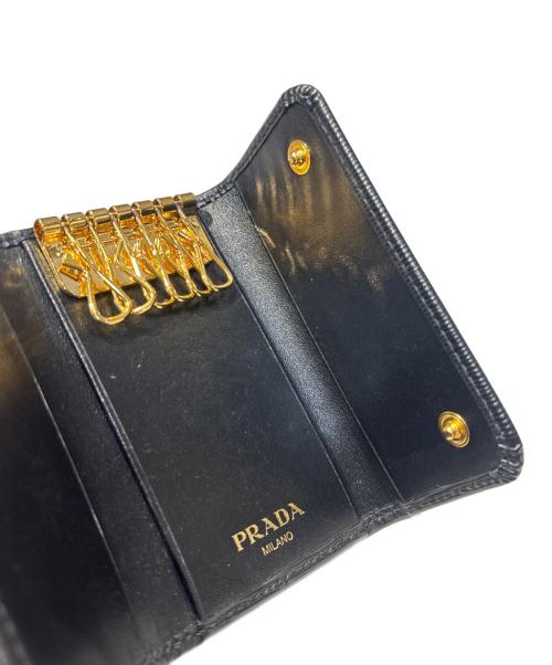 PRADA（プラダ）PRADA (プラダ) 三角 サフィアーノ ロゴ 6連 キーケース ブラックの古着・服飾アイテム