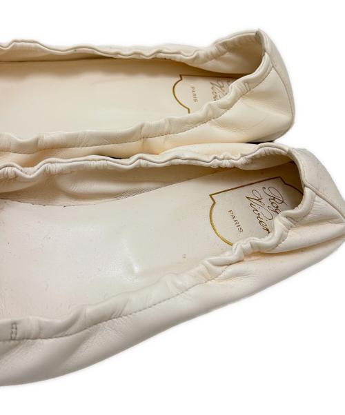 Roger Vivier（ロジェ ヴィヴィエ）Roger Vivier (ロジェ ヴィヴィエ) バレエシューズ アイボリー サイズ:39 1/2の古着・服飾アイテム
